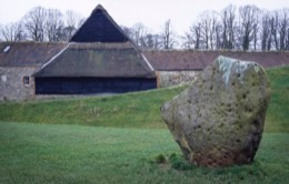 Avebury,-stone-circle,-henge,-megalith,-Neolithic,-UNESCO-World-Heritage-Site,-Wiltshire,-England,-prehistoric-monument,-sarsen-stone,-archaeology,-Stonehenge,-Early-Bronze-Age,-ceremonial-site,-ritual-landscape,-Alexander-Keiller,-National-Trust,-ancient-monument,-archaeological-site,-Neolithic-Britain,-sacred-landscape,-prehistoric-astronomy,-ancient-Britain,-heritage-site,-Kaleidos,-Kaleidos-images,-La-parole-à-limage,-Tarek-Charara
